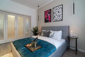 Vibrant & Spacious 3BR Condos on Amzei Square