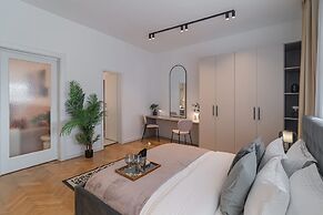 Vibrant & Spacious 3BR Condos on Amzei Square