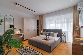Vibrant & Spacious 3BR Condos on Amzei Square