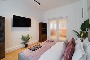 Vibrant & Spacious 3BR Condos on Amzei Square