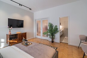 Vibrant & Spacious 3BR Condos on Amzei Square