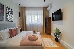Vibrant & Spacious 3BR Condos on Amzei Square