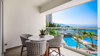 Oceanfront 1BR With Balcony - Sea View Pools