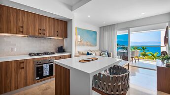 Oceanfront 1BR With Balcony - Sea View Pools