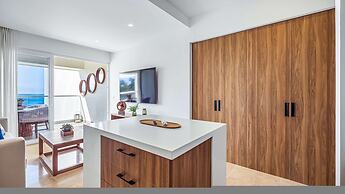 Oceanfront 1BR With Balcony - Sea View Pools