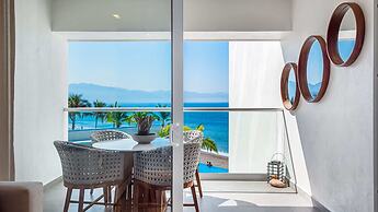 Oceanfront 1BR With Balcony - Sea View Pools