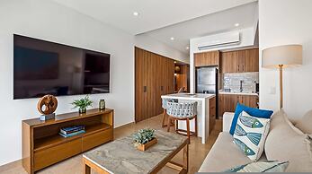 Oceanfront 1BR With Balcony - Sea View Pools