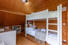 Huswell - Tranquil Retreat Cozy Chalet in the Heart of Urse