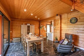 Huswell - Tranquil Retreat Cozy Chalet in the Heart of Urse