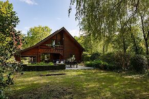 Huswell - Tranquil Retreat Cozy Chalet in the Heart of Urse