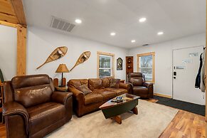 Cozy 3BR Cabin With Hot Tub on Nippersink Creek