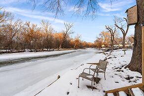 Cozy 3BR Cabin With Hot Tub on Nippersink Creek