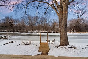 Cozy 3BR Cabin With Hot Tub on Nippersink Creek