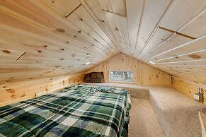 Cozy 3BR Cabin With Hot Tub on Nippersink Creek