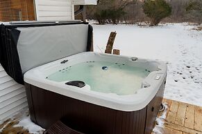 Cozy 3BR Cabin With Hot Tub on Nippersink Creek