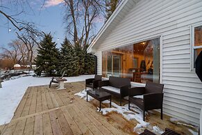 Cozy 3BR Cabin With Hot Tub on Nippersink Creek