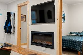 Cozy 3BR Cabin With Hot Tub on Nippersink Creek