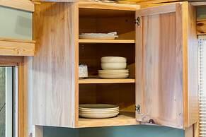 Cozy 3BR Cabin With Hot Tub on Nippersink Creek