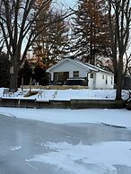 Cozy 3BR Cabin With Hot Tub on Nippersink Creek