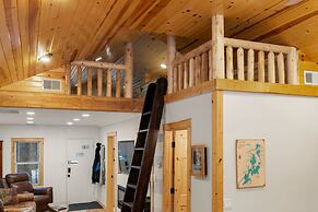Cozy 3BR Cabin With Hot Tub on Nippersink Creek