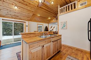 Cozy 3BR Cabin With Hot Tub on Nippersink Creek