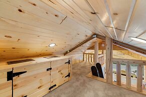 Cozy 3BR Cabin With Hot Tub on Nippersink Creek