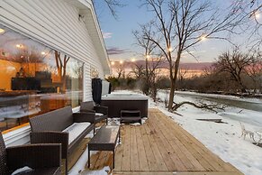 Cozy 3BR Cabin With Hot Tub on Nippersink Creek