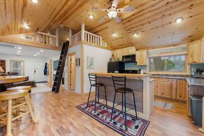 Cozy 3BR Cabin With Hot Tub on Nippersink Creek