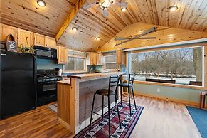 Cozy 3BR Cabin With Hot Tub on Nippersink Creek