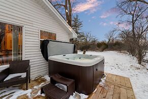 Cozy 3BR Cabin With Hot Tub on Nippersink Creek