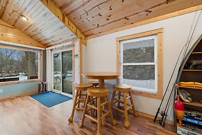 Cozy 3BR Cabin With Hot Tub on Nippersink Creek