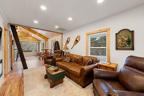 Cozy 3BR Cabin With Hot Tub on Nippersink Creek
