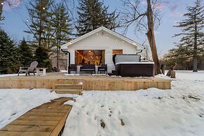 Cozy 3BR Cabin With Hot Tub on Nippersink Creek