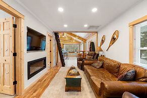 Cozy 3BR Cabin With Hot Tub on Nippersink Creek