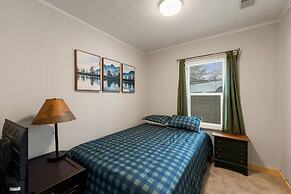 Cozy 3BR Cabin With Hot Tub on Nippersink Creek