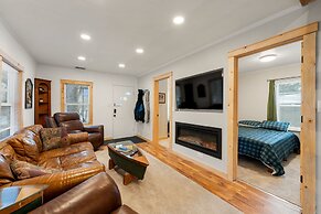 Cozy 3BR Cabin With Hot Tub on Nippersink Creek