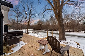 Cozy 3BR Cabin With Hot Tub on Nippersink Creek