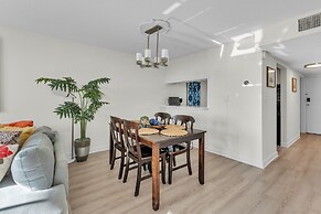 Coastal Retreat 2br Condo 4-min Walk To Beach 2 Bedroom Condo