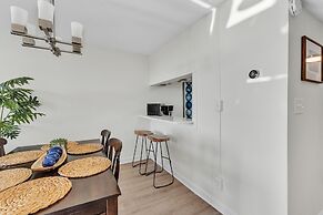 Coastal Retreat 2br Condo 4-min Walk To Beach 2 Bedroom Condo