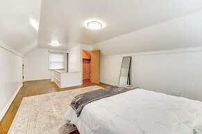 13 Mi to Downtown Detroit: Bright Home
