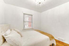 13 Mi to Downtown Detroit: Bright Home