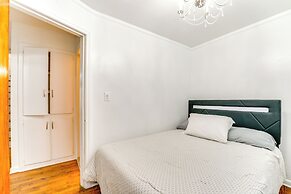 13 Mi to Downtown Detroit: Bright Home