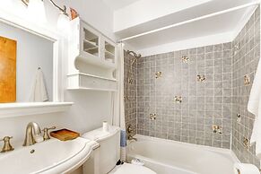 13 Mi to Downtown Detroit: Bright Home