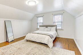 13 Mi to Downtown Detroit: Bright Home