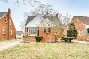 13 Mi to Downtown Detroit: Bright Home