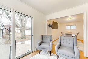 13 Mi to Downtown Detroit: Bright Home