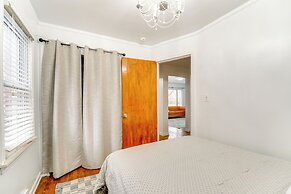 13 Mi to Downtown Detroit: Bright Home