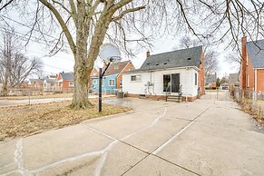 13 Mi to Downtown Detroit: Bright Home