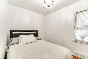 13 Mi to Downtown Detroit: Bright Home