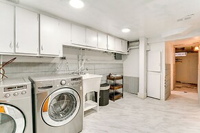 13 Mi to Downtown Detroit: Bright Home